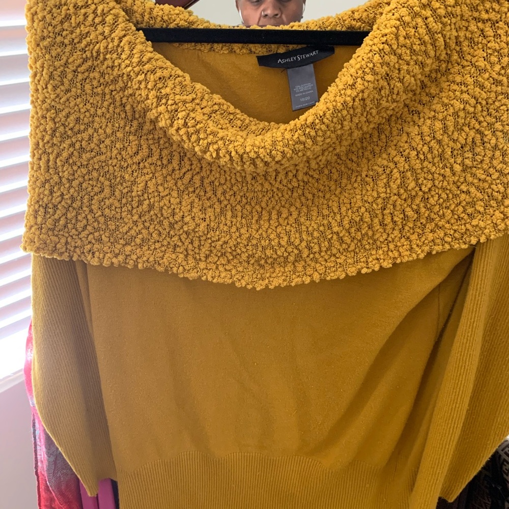 Shawl-Sweater - Picture 2 of 3